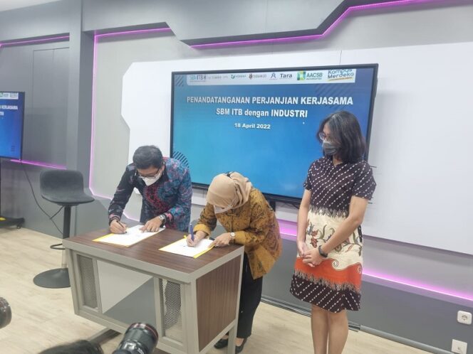  Acara Penandatanganan Perjanjian Kerja Sama antara SBM ITB dan MDI dilaksanakan secara langsung di Kampus MBA ITB Bandung, Senin (18/4). (Foto: Dok. SBM ITB).*