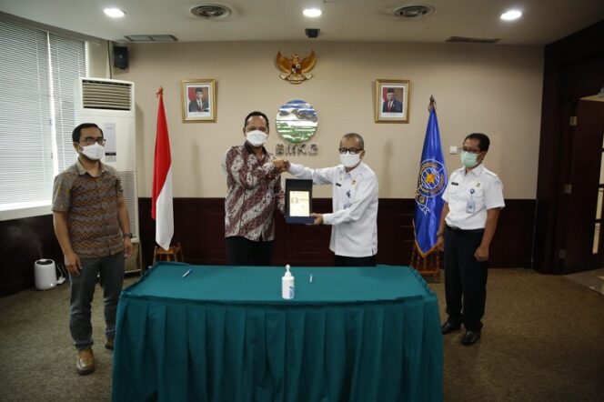  Badan Meteorologi, Klimatologi, dan Geofisika (BMKG) dan PT Len Industri (Persero) melakukan penandatanganan Perjanjian Kerja Sama (PKS) di Kantor BMKG, Jakarta, Jum’at (22/04/2022).*