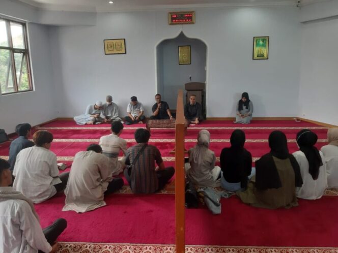  HIMAKOM FISIP Unpas menggelar kajian keislaman Ramadan di Masjid Ulul Abshor Kampus FISIP Unpas, Rabu 20 April 2022.*