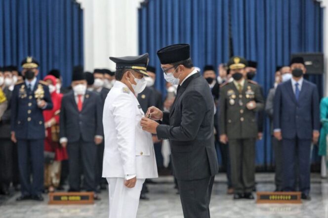  GUBERNUR Jawa Barat M Ruidwan Kamil (kanan berkopiah) melantik Wali Kota Bandung Yana Mulyana di Gedung Sate, Senin 18 April 2022.*