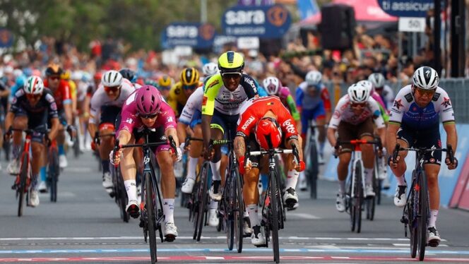  Adu sprint massal super ketat etape VI Giro d’Italia 2022 di Scalea pada Kamis (12/5/2022) dimenangi Aranaud Deemare (Groupama) kaos jingga (kiri), kedua Caleb Ewan (Lotto soudal) kaus merah kanan. Kemenangan harus ditentukan foto finis. (Foto: Velo News).*