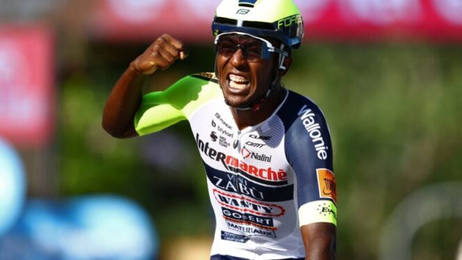  Biniam Girmay (22) dari tim Intermarche, pembalap asal Eritea, Afrika mengangkat tangannya merayakan sukses merebut etape X Giro d’Italia 2022 di Jesi, Selasa (17/5/2022). Girmay menjadi pembalap kulit hitam pertama sepanjang sejarah 105 tahun Giro yang bisa memenangi etape. (Foto: Velo News).*