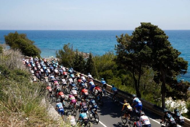  Peloton pembalap melaju di etape XIII Giro d’Italia 2022 di pinggir laut Mediterania selepas start dari San Remo menuju Cuneo, Jumat (20/5/2022). (Foto: Luca Bettini/AFP).*
