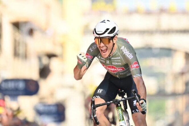  Stefano Oldani, atlet tuan rumah Italia dari tim Alpecin memenangi etape XII Giro d’Italia 2022 di Genoa, Kamis (19/5/2022). (Foto: Paolone/La Presse).*