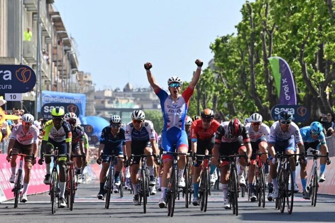  Sprinter Prancis Arnaud Demare (Groupama FDJ) akhirnya bisa merebut kemenangan adu sprint massal, etape V Giro d’Italia 2022 di Messina, Pulau Sicilia,Italia pada Rabu (11/5/2022). (Foto: Gian Matta D’Alberto/La Presse).*