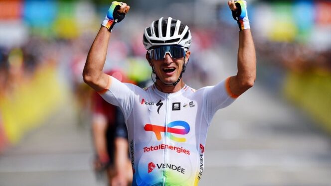  Pembalap tuan rumah Alexis Vuillermoz (Total Energies/Prancis) unggul sprint lima pembalap, memenangi etape II Criterium Dauphine di Brives, Prancis pada Senin (6/6/2022) sekaligus merebut kaus kuning, pimpinan umum. (Foto: Getty Images).*