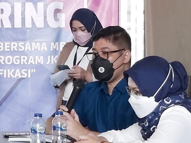  Kepala BPJS Kesehatan Cabang Bandung, Muhammad Fakhriza saat acara diskusi bersama media di Bandung, Rabu (8/6/2022). (Foto: Apun).*
