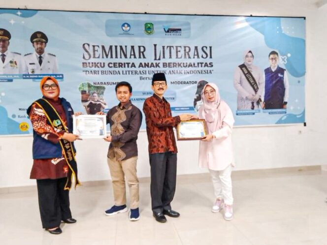  Rumah Amal Salman menerima penghargaan dari Bunda Literasi Kabupaten Kuningan sebagai mitra program literasi atas kontribusinya dalam program-program literasi yang bekerja sama dengan forum TBM yang berada di Kabupaten Kuningan. (Foto: Apun).*