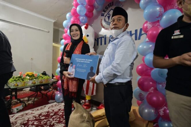  Bertepatan dengan hari ulang tahun Eril, keluarga Gubernur Jabar Ridwan Kamil melakukan gerakan kegiatan berbagi kebaikan dan keberkahan di Cimaung, Kab. Bandung, Sabtu (25/6/2022). (Foto: Humas Pemprov Jabar).*