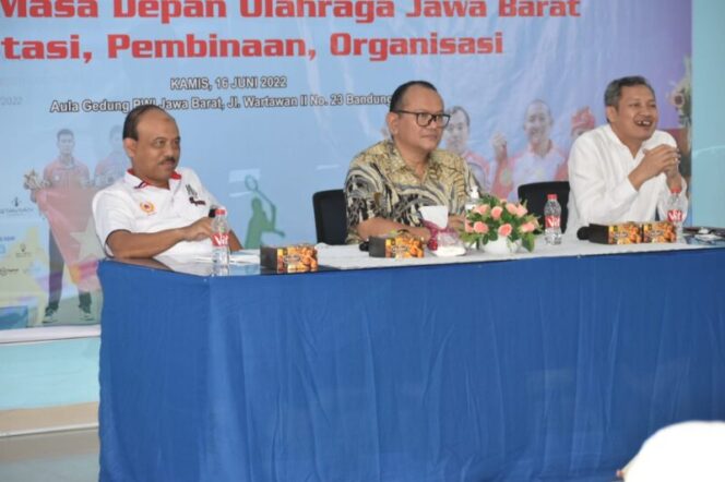  PARA Calon Ketua Umum KONI Jabar, Arif Prayitno (kiri), M Budiana (tengah), dan Gunaryo (kanan), pada diskusi olah raga di Aula PWI Jabar, Kamis 16 Juni 2022.* (DOK. PWI JABAR)