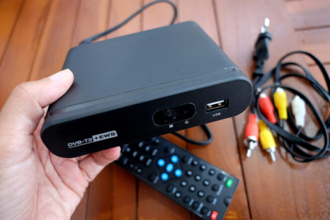  SALAH satu contoh perangkat Set Top Box (STB) DVBT2 yang akan digunakan untuk menyaksikan siaran televisi digital (KEMKOMINFO) *