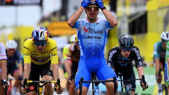  Dylan Groenewegen (BikeExchange/Belanda) melalui foto finis dinyatakan menjadi pemenang sprint finis etape III Tour de France  2022 finis di Sonderborg, Denmark Minggu (3/7/2022). (Foto: Getty Images).*