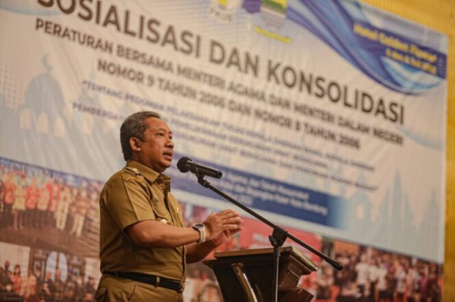  Wali Kota Bandung Yana Mulyana saat memberikan sambutan dalam menyosialisasikan peraturan dua menteri, yakni Menteri Agama dan Menteri Dalam Negeri pada Selasa, 5 Juli 2022. (Foto: Diskominfo Kota Bandung).*