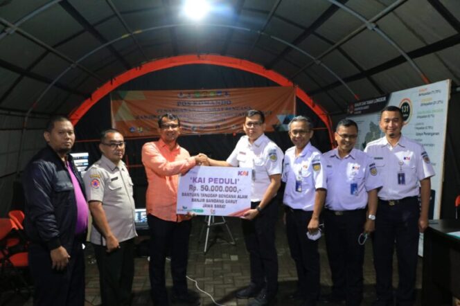  PT Kereta Api Indonesia (Persero) memberikan bantuan senilai Rp50.000.000 pada musibah banjir barut, diserahkan, Senin (18/7/2022). (Foto: Apun).*