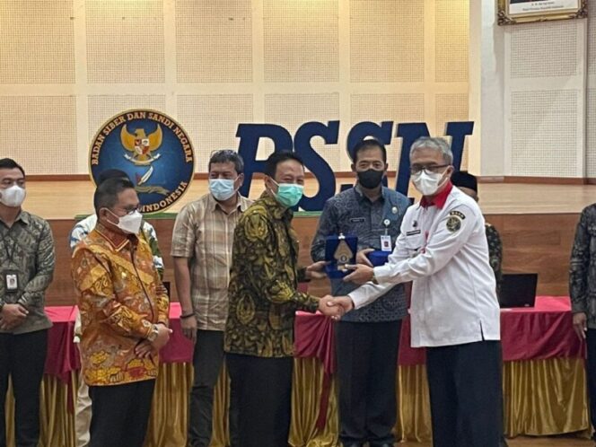  Kerja sama pemanfaatan sertifikat elektronik antara Pemkot Bandung dan BSSN ditandai di Aula BSSN, Depok, pada Rabu, 21 Juli 2022. (Foto: Diskominfo Kota Bandung).*