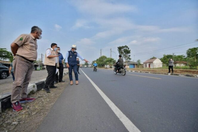  Gubernur Jabar Ridwan Kamil saat meninjau persiapan dan kondisi jalan di Cianjur, Selasa (26/7/2022). (Foto: Biro Adpim Jabar).*