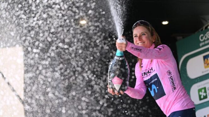  Pembalap putri Belanda, Annemiek Van Vleuten (39) tim Movistar merayakan sukses menjadi juara Giro d'Italia putri 2022 yang berakhir di Padova, Italia Minggu (10/7/2022). (Foto: Getty Images).*