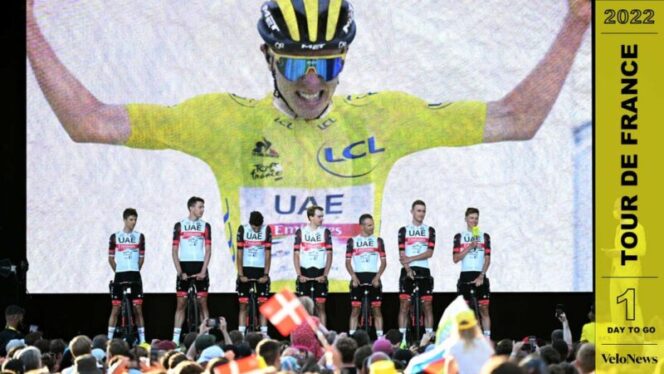  Presentasi tim peserta Tour de France (TdF) 2022 di Copenhagen, Denmark pada Rabu (29/6/2022). UAE Team Emirates dengan bintangnya juara 2 kali TdF, Tadej Pogacar (paling kanan). (Foto: Getty Images).*