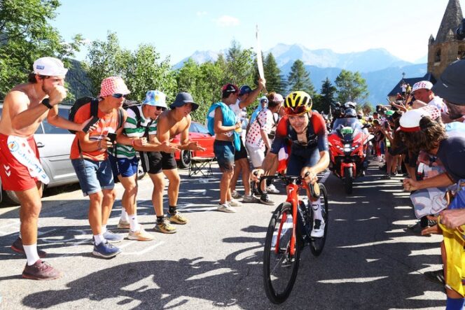  Tom Pidcock (22) tim Ineos, Inggris juara etape XII Tour de France melaju di rute tanjakan Alpe d'Huez, Kamis (14/7/2022). (Foto: Michael Steele/Getty Images).*
