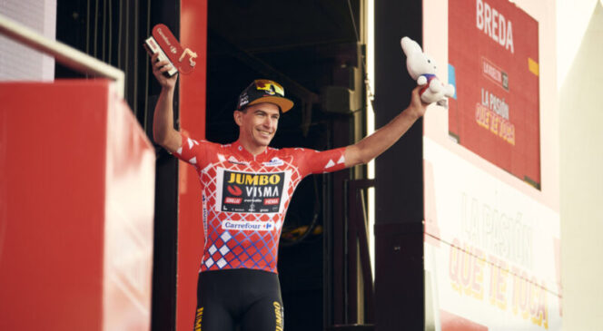  Edoardo Affini asal Italia menjadi atlet tim Jumbo Visma ketiga yang mengenakan kaus merah (pimpinan klasemen) pada balap sepeda Vuelta a Espana 2022 yang diawali di Belanda sebanyak tiga etape, dimulai dari Utrecht dan berakhir di Utrecht, Senin (22/8/2022) WIB. (Foto: Jumbo Visma).*