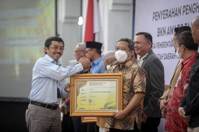  Pemkot Bandung meraih BKN Award untuk kategori Penilaian Kompetensi Pemerintah Kota tipe Besar. Penghargaan diberikan Wakil Kepala BKN, Supranawa Yusuf kepada Wali Kota Bandung, Yana Mulyana di Gedung Sate, Selasa (23/8/2022). (Foto: Apun).*