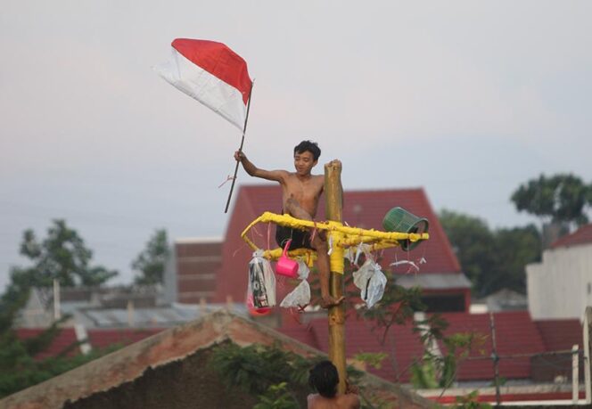  Lomba panjat pinang meramaikan HUT ke-77 Republik Indonesia. (Foto: Ilustrasi/Ade Bayu).*