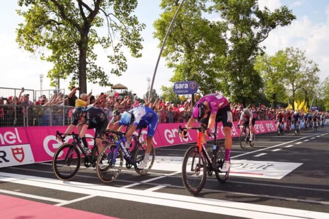  Sprinter tuan rumah Alberto Dainese (tim DSM/Italia) foto paling kiri kaus hitam memenangi adu spint finis etape XVII Giro d’Italia 2023 di  Caorle Rabu (23/5/2023). (Foto: La Presse).*