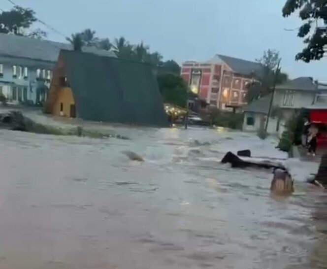  Gerbang utama Ponpes Miftahul Huda Manonjaya, Kabupaten Tasikmalaya, tergenang banjir. (tangkap layar video warga)