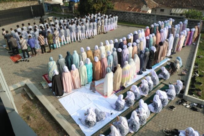  Kemarau Panjang, Siswa Darul Hikam Secondary Lembang Solat Istisqa