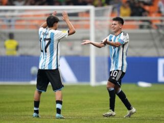 Pemain Argentina, Claudio Echeverri (kanan) merayakan suksesnya mencetak tiga gol ke gawang Brasil di  stadion JIS (Jakarta), Jumat (24/11/2023), Argentina mengalahkan Brasil 3-0. (Foto: Mundo Albiceleste).*