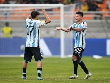 Pemain Argentina, Claudio Echeverri (kanan) merayakan suksesnya mencetak tiga gol ke gawang Brasil di  stadion JIS (Jakarta), Jumat (24/11/2023), Argentina mengalahkan Brasil 3-0. (Foto: Mundo Albiceleste).*