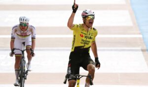 wout-van-aert-sprint-win-paris-roubaix-26